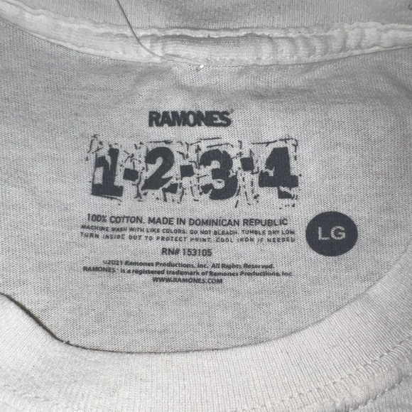 RAMONES 2021 "Crest" Distressed Shirt NWT - Picture 4 of 8